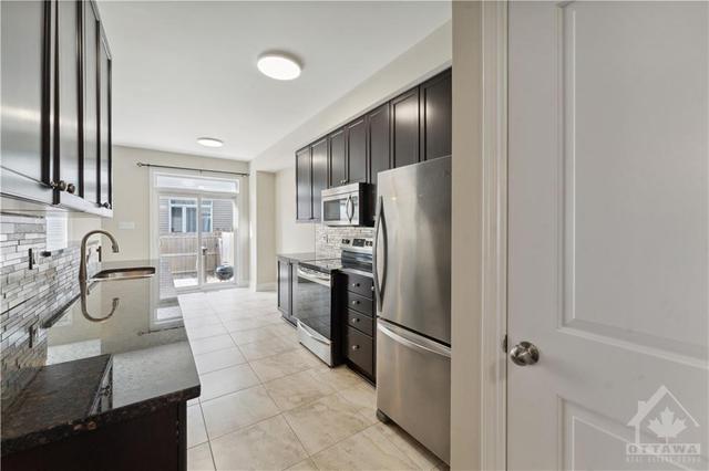109 Hawkeswood Drive, Townhouse with 3 bedrooms, 3 bathrooms and 3 parking in Ottawa ON | Image 5