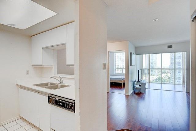 1412 - 265 Enfield Pl, Condo with 2 bedrooms, 2 bathrooms and 1 parking in Mississauga ON | Image 17