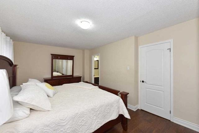 73 Moregate Cres, Townhouse with 3 bedrooms, 3 bathrooms and 2 parking in Brampton ON | Image 5