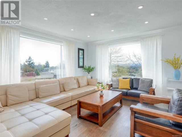 834 Maltwood Terr, House detached with 5 bedrooms, 4 bathrooms and 2 parking in Saanich BC | Image 13