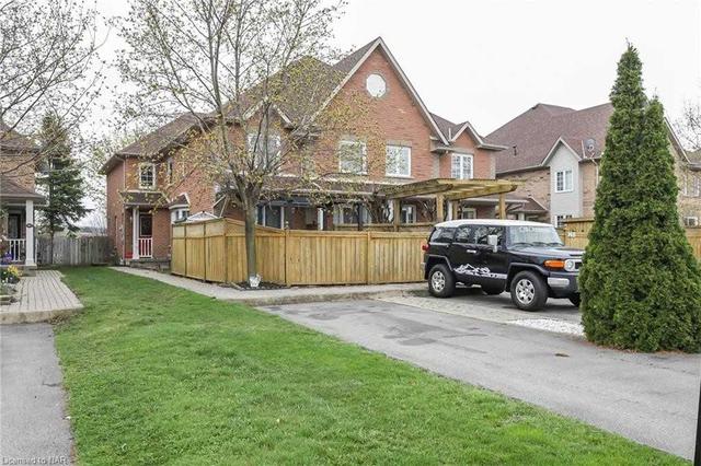 d - 14 Brown Dr, House attached with 2 bedrooms, 2 bathrooms and 2 parking in St. Catharines ON | Image 1