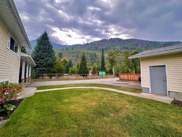 109 12th Avenue, House detached with 4 bedrooms, 2 bathrooms and null parking in Kootenay Boundary B BC | Image 42
