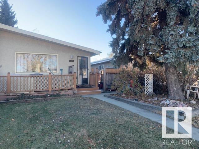 5905 90a Av Nw, House semidetached with 3 bedrooms, 2 bathrooms and null parking in Edmonton AB | Image 1