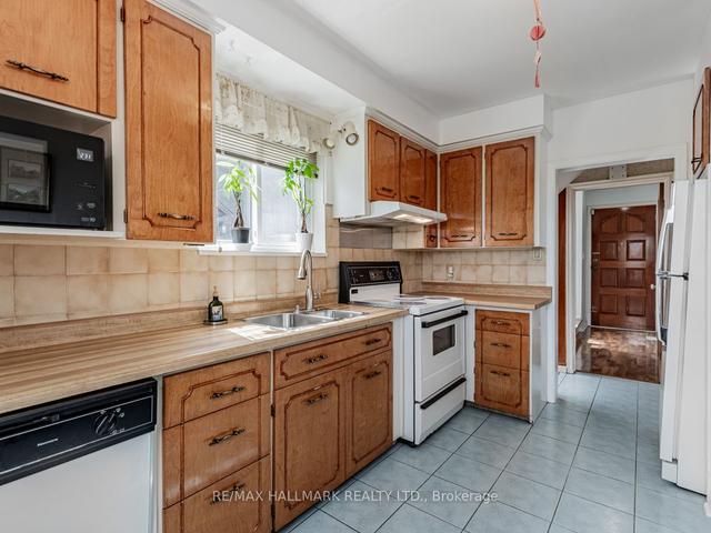 17 Windhill Cres, House semidetached with 3 bedrooms, 2 bathrooms and 4 parking in Toronto ON | Image 6