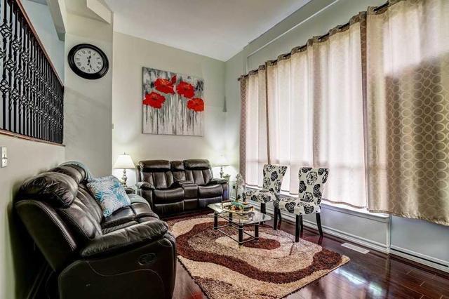 8 Darras Crt, Townhouse with 3 bedrooms, 2 bathrooms and 1 parking in Brampton ON | Image 4
