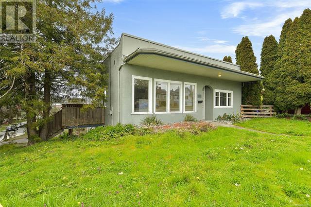 232 Burnside Rd W, House detached with 2 bedrooms, 2 bathrooms and 2 parking in Saanich BC | Image 1