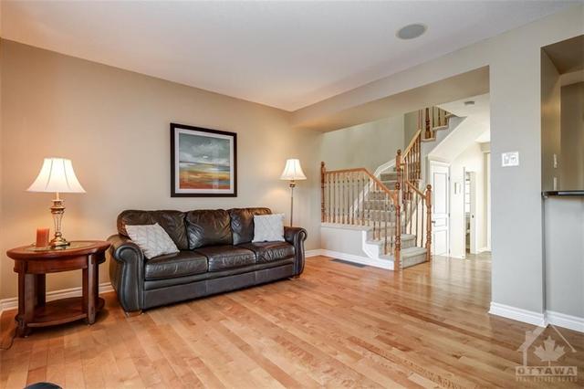 286 Tandalee Crescent, Townhouse with 2 bedrooms, 3 bathrooms and 3 parking in Ottawa ON | Image 6