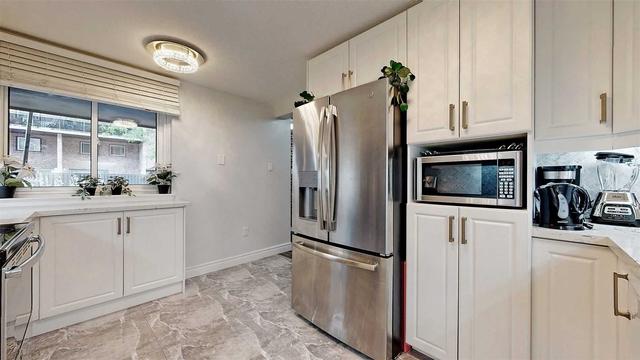 55 - 130 Ling Rd, Townhouse with 3 bedrooms, 2 bathrooms and 1 parking in Toronto ON | Image 9