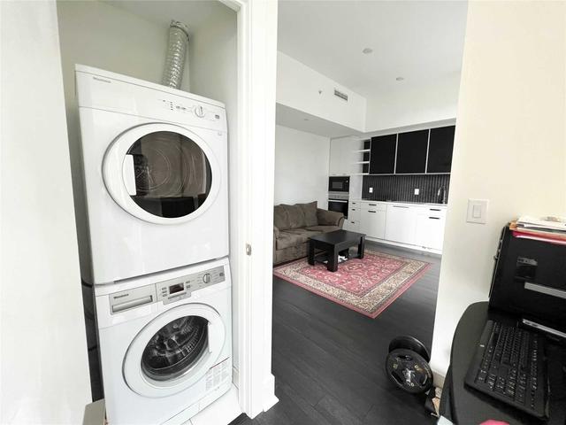 2201 - 32 Davenport Rd, Condo with 0 bedrooms, 1 bathrooms and 0 parking in Toronto ON | Image 4