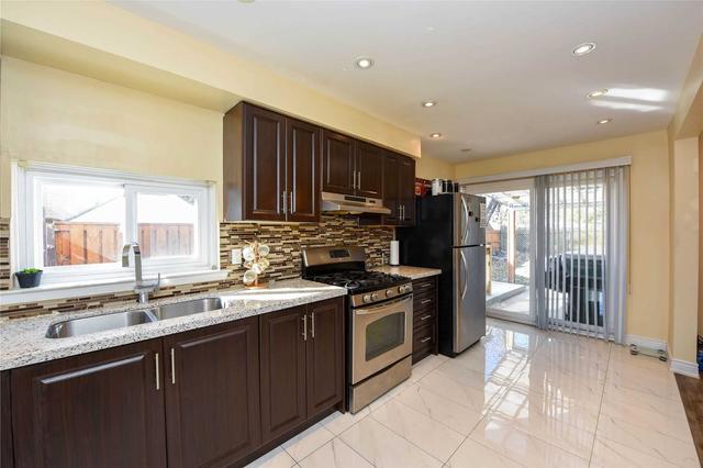 18 Crawford Dr, House semidetached with 3 bedrooms, 4 bathrooms and 3 parking in Brampton ON | Image 3