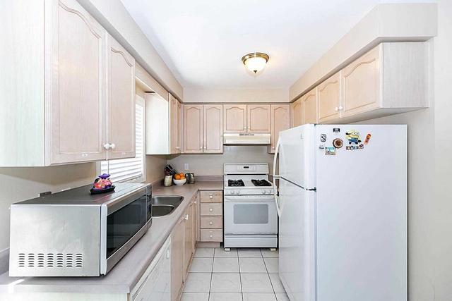 3885 Rippleton Lane, House semidetached with 3 bedrooms, 2 bathrooms and 3 parking in Mississauga ON | Image 4