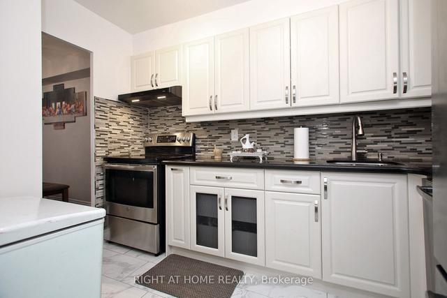 1706 - 3 Massey Sq W, Condo with 2 bedrooms, 1 bathrooms and 1 parking in Toronto ON | Image 2