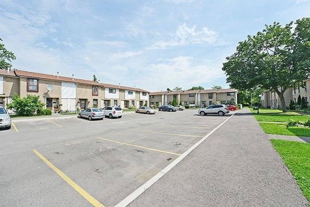187 Fleetwood Cres, Townhouse with 3 bedrooms, 2 bathrooms and 1 parking in Brampton ON | Image 2