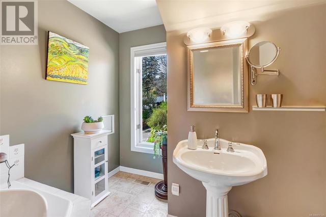 4533 Pheasantwood Terr, House detached with 3 bedrooms, 3 bathrooms and 6 parking in Saanich BC | Image 53