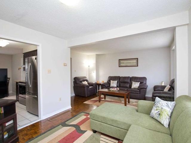 25 Murdoch Dr, House detached with 3 bedrooms, 3 bathrooms and 5 parking in Brampton ON | Image 2