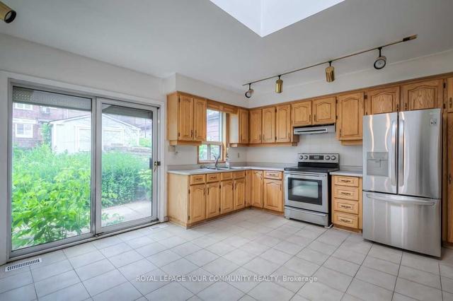 152 Robina Ave, House detached with 1 bedrooms, 2 bathrooms and 1 parking in Toronto ON | Image 2