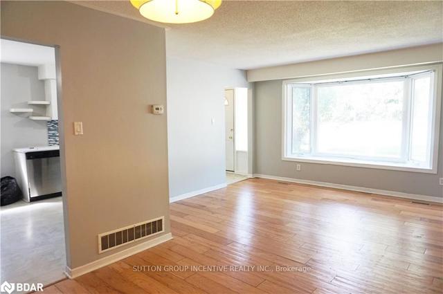 83 Cundles Rd E, House detached with 3 bedrooms, 2 bathrooms and 3 parking in Barrie ON | Image 6