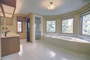 1032 Shawnee Drive Sw, House detached with 5 bedrooms, 3 bathrooms and 5 parking in Calgary AB | Image 29