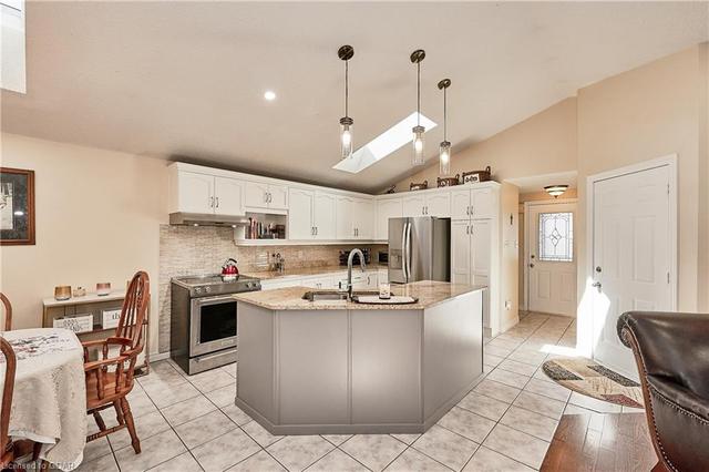131 Ptarmigan Drive, House detached with 3 bedrooms, 2 bathrooms and 5 parking in Guelph ON | Image 3