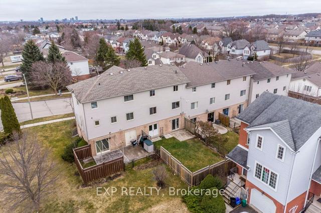 219 Baker St E, House attached with 3 bedrooms, 2 bathrooms and 2 parking in Waterloo ON | Image 27