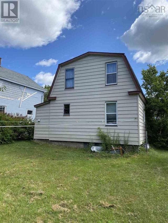 39 Richmond Street, House detached with 2 bedrooms, 1 bathrooms and null parking in Cape Breton NS | Image 2