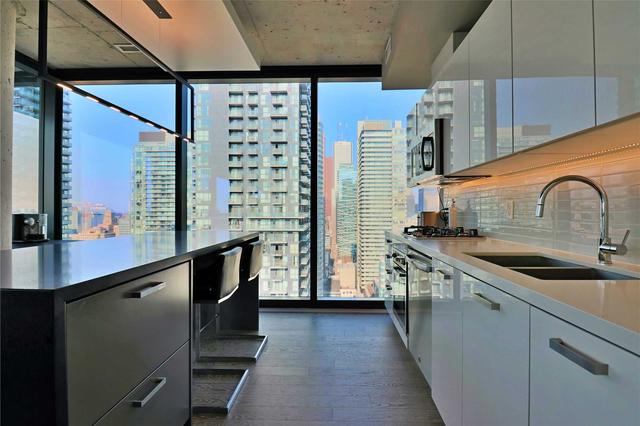 2806 - 11 Charlotte St, Condo with 2 bedrooms, 1 bathrooms and 1 parking in Toronto ON | Image 7