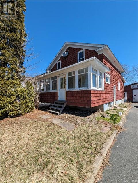949 Riverside, House detached with 3 bedrooms, 2 bathrooms and null parking in Bathurst NB | Card Image