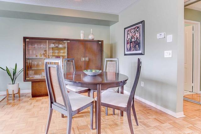 880 Scollard Crt, Townhouse with 2 bedrooms, 2 bathrooms and 3 parking in Mississauga ON | Image 2