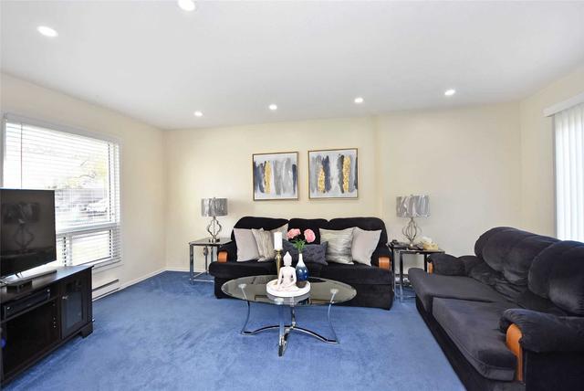 36 Grand River Crt, House detached with 3 bedrooms, 1 bathrooms and 4 parking in Brampton ON | Image 3