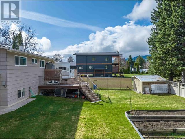 145 Columbia Park Drive, House detached with 2 bedrooms, 2 bathrooms and null parking in Revelstoke BC | Image 4