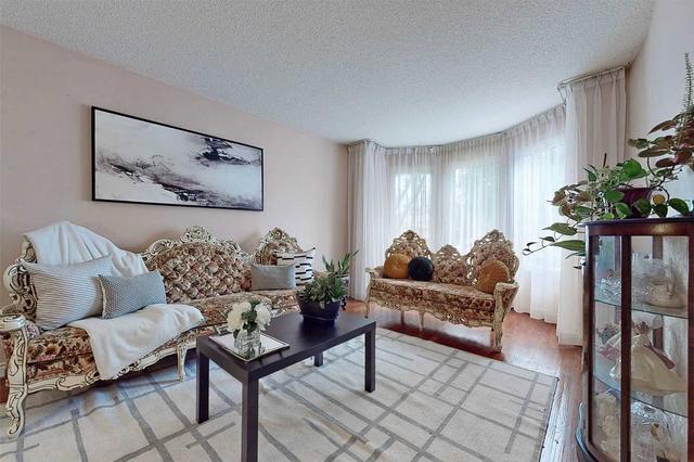1574 Sir Monty's Dr, House detached with 4 bedrooms, 3 bathrooms and 3.5 parking in Mississauga ON | Image 3