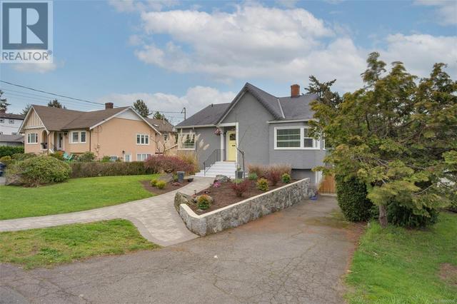 1871 Cochrane St, House detached with 5 bedrooms, 3 bathrooms and 2 parking in Saanich BC | Image 2