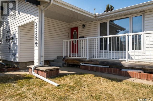 2589 15th Avenue E, House detached with 4 bedrooms, 3 bathrooms and null parking in Prince Albert SK | Image 2