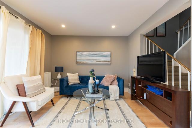 18 Hallcrown Crt S, House attached with 3 bedrooms, 2 bathrooms and 2 parking in Brampton ON | Image 8