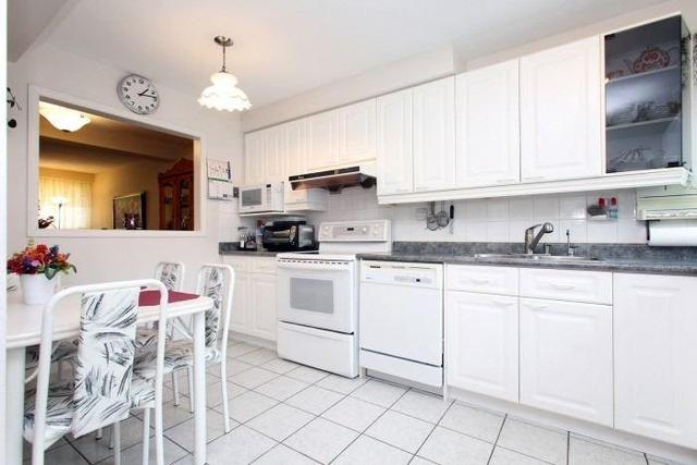 5 Red Robinway Way, Townhouse with 3 bedrooms, 3 bathrooms and 1 parking in Toronto ON | Image 5