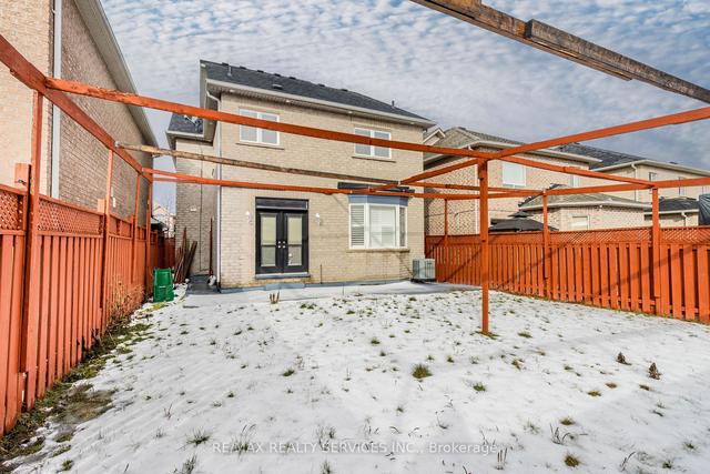 31 Blue Diamond Dr, House detached with 3 bedrooms, 3 bathrooms and 6 parking in Brampton ON | Image 14