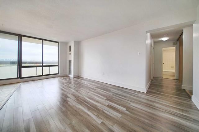 709 - 177 Linus Rd, Condo with 2 bedrooms, 1 bathrooms and 1 parking in Toronto ON | Image 2