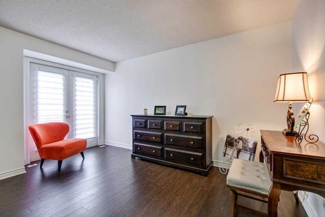 16 - 151 Townsgate Dr, Townhouse with 3 bedrooms, 3 bathrooms and 2 parking in Vaughan ON | Image 3
