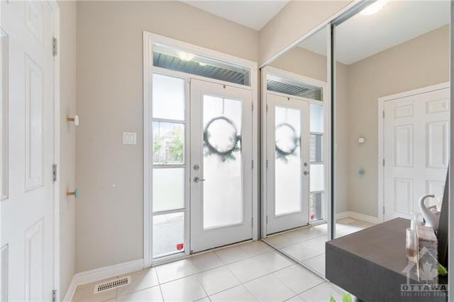 683 Decoeur Drive, Townhouse with 3 bedrooms, 3 bathrooms and 3 parking in Ottawa ON | Image 4