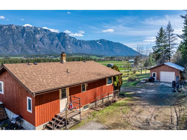3481 Crestview Road, House detached with 2 bedrooms, 2 bathrooms and null parking in Central Kootenay B BC | Image 36