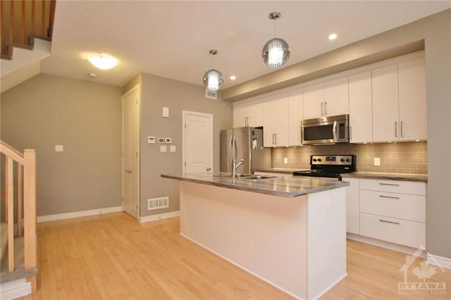 119 Chaperal Private, Townhouse with 2 bedrooms, 3 bathrooms and 2 parking in Ottawa ON | Image 6