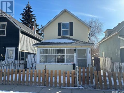 424 I Avenue S, House detached with 2 bedrooms, 1 bathrooms and null parking in Saskatoon SK | Card Image