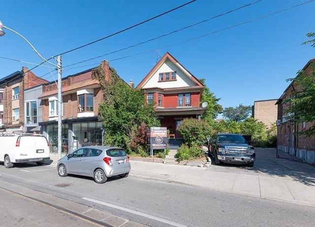 1402 Dundas St W, House detached with 5 bedrooms, 3 bathrooms and 6 parking in Toronto ON | Image 1