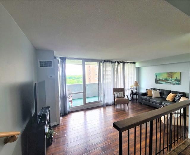 1602 - 250 Scarlett Rd, Condo with 2 bedrooms, 1 bathrooms and 1 parking in Toronto ON | Image 3