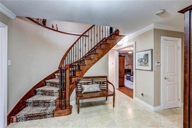 83 Afton Cres, House detached with 4 bedrooms, 3 bathrooms and 4 parking in Vaughan ON | Image 3
