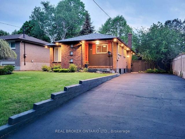 40 Labrador Dr, House detached with 3 bedrooms, 2 bathrooms and 8 parking in Oshawa ON | Image 1