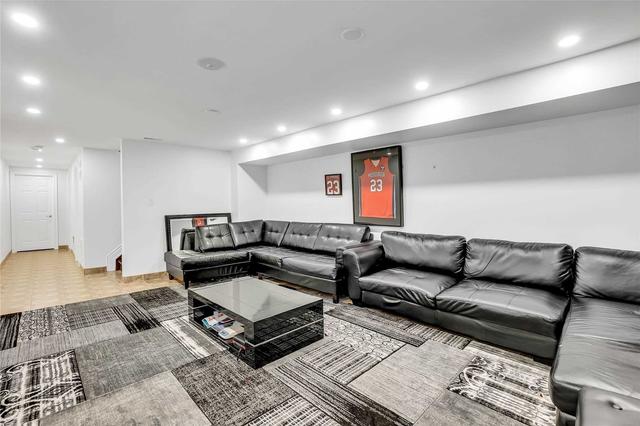 13 Lippincott St E, House attached with 5 bedrooms, 4 bathrooms and 1 parking in Toronto ON | Image 19