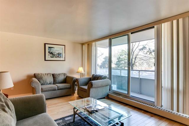 208 - 9 Four Winds Dr, Condo with 3 bedrooms, 2 bathrooms and 1 parking in Toronto ON | Image 9