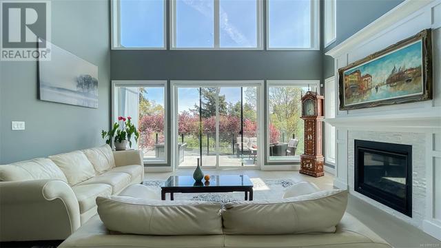 3894 Wilkinson Rd, House detached with 6 bedrooms, 5 bathrooms and 6 parking in Saanich BC | Image 3