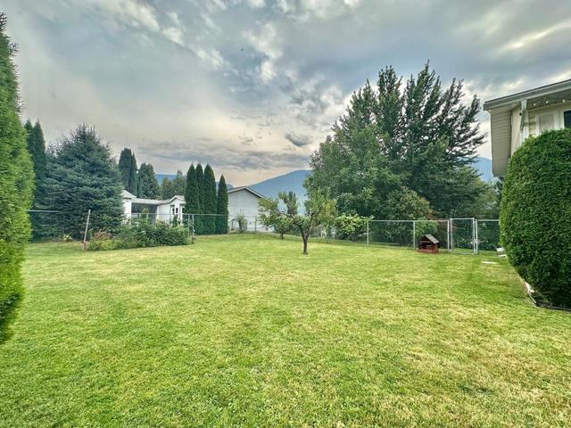 109 12th Avenue, House detached with 4 bedrooms, 2 bathrooms and null parking in Kootenay Boundary B BC | Image 39